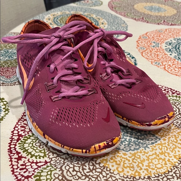 Nike Women’s Sneakers size 7 - Picture 1 of 9